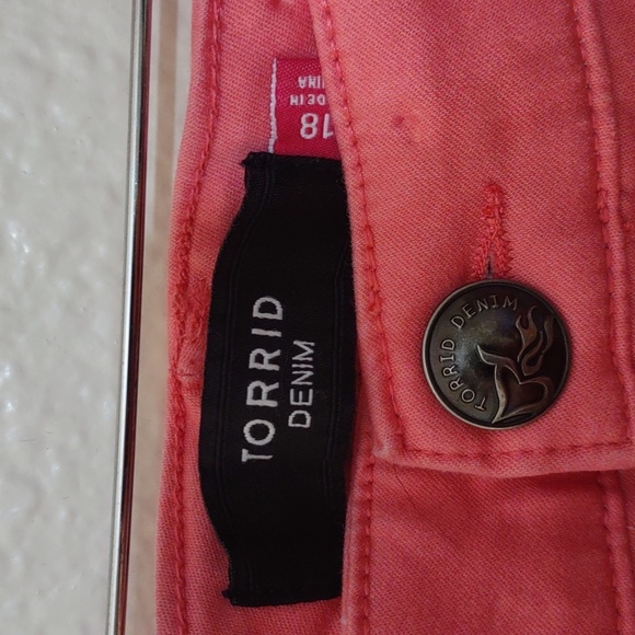 USED TORRID DENIM SHORTS PINK SIZE 18 - Picture 2 of 13